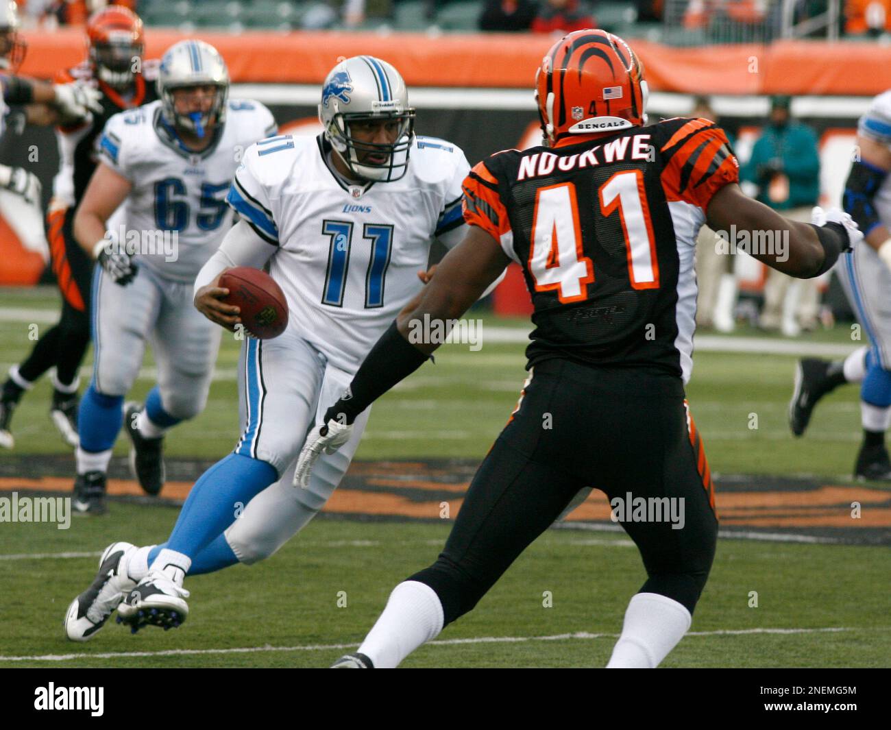 New York Jets running back Shonn Greene (23) breaks away from Cincinnati  Bengals safety Chinedum Ndukwe (41) during the third quarter of their AFC  wild card playoff game at Paul Brown Stadium