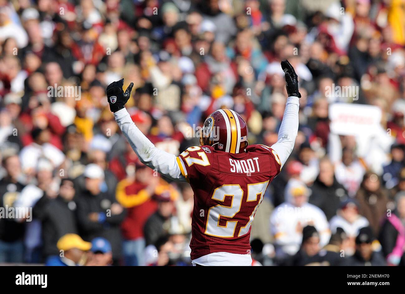 Washington Redskins cornerback Fred Smoot returns an interception