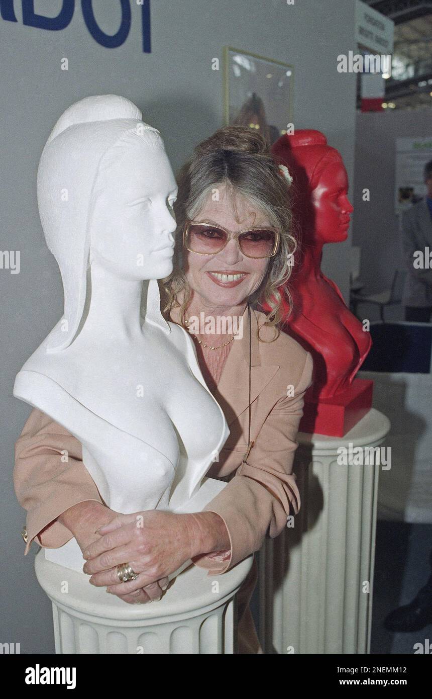 french-movie-star-brigitte-bardot-poses-between-two-busts-of-marianne