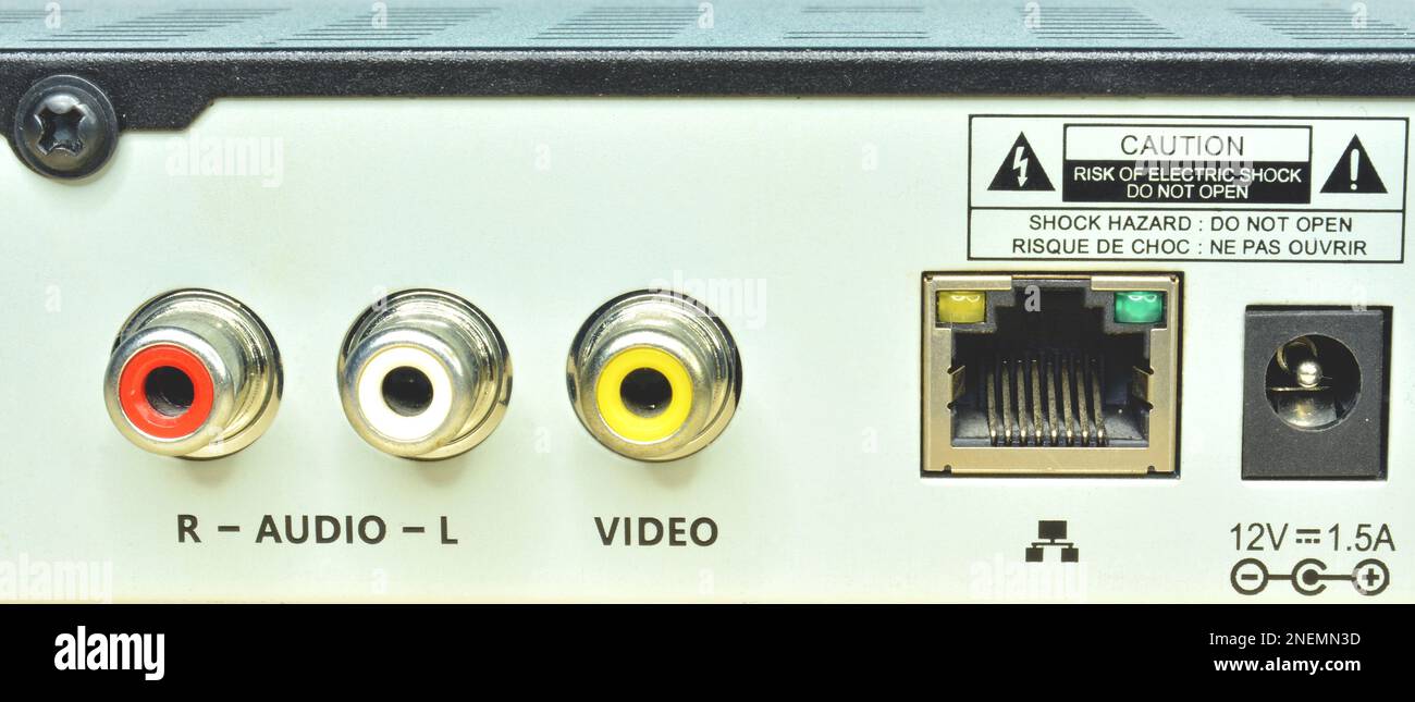 An auxiliary port for left and right audio and video, Male alternating