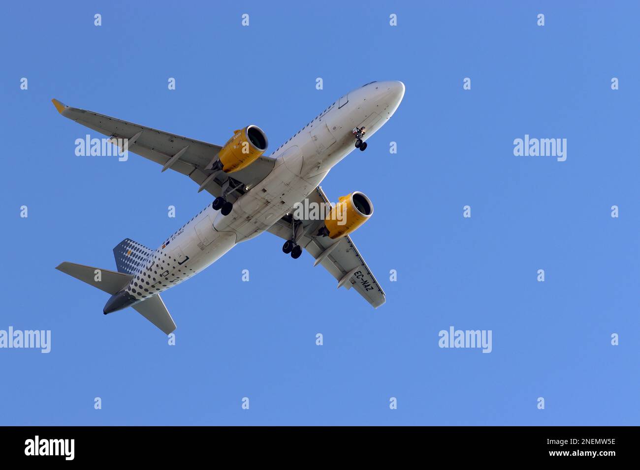 Overflying the P&O cruise ship Aurora, Airbus A320neo registration EC