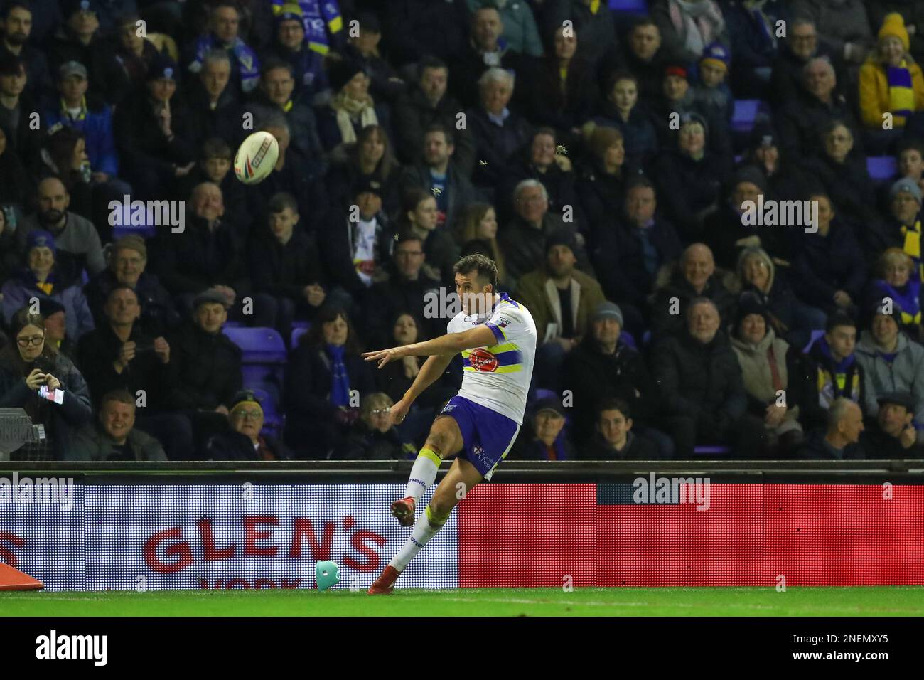 Stefan Ratchford #4 of Warrington Wolves kicks a penalty and misses during the Betfred Super League Round 1 match Warrington Wolves vs Leeds Rhinos at Halliwell Jones Stadium, Warrington, United Kingdom, 16th February 2023  (Photo by Gareth Evans/News Images) Stock Photo