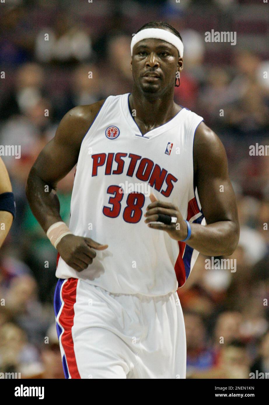 Detroit Pistons' Kwame Brown against the Atlanta Hawks in the first half of  an NBA basketball game Sunday, Nov. 29, 2009, in Auburn Hills, Mich. (AP  Photo/Duane Burleson Stock Photo - Alamy
