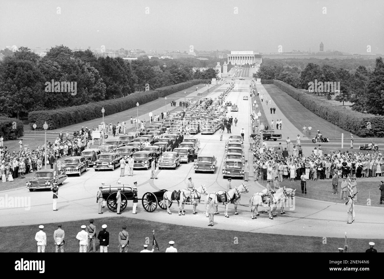 Funeral Procession and Flag-draped casket of U.S. Secretary of State John Foster Dulles on horse-drawn caisson at entrance to Arlington National Cemetery, Arlington, Virginia, USA, John T. Bledsoe, U.S. News & World Report Magazine Photograph Collection, May 27, 1959 Stock Photo