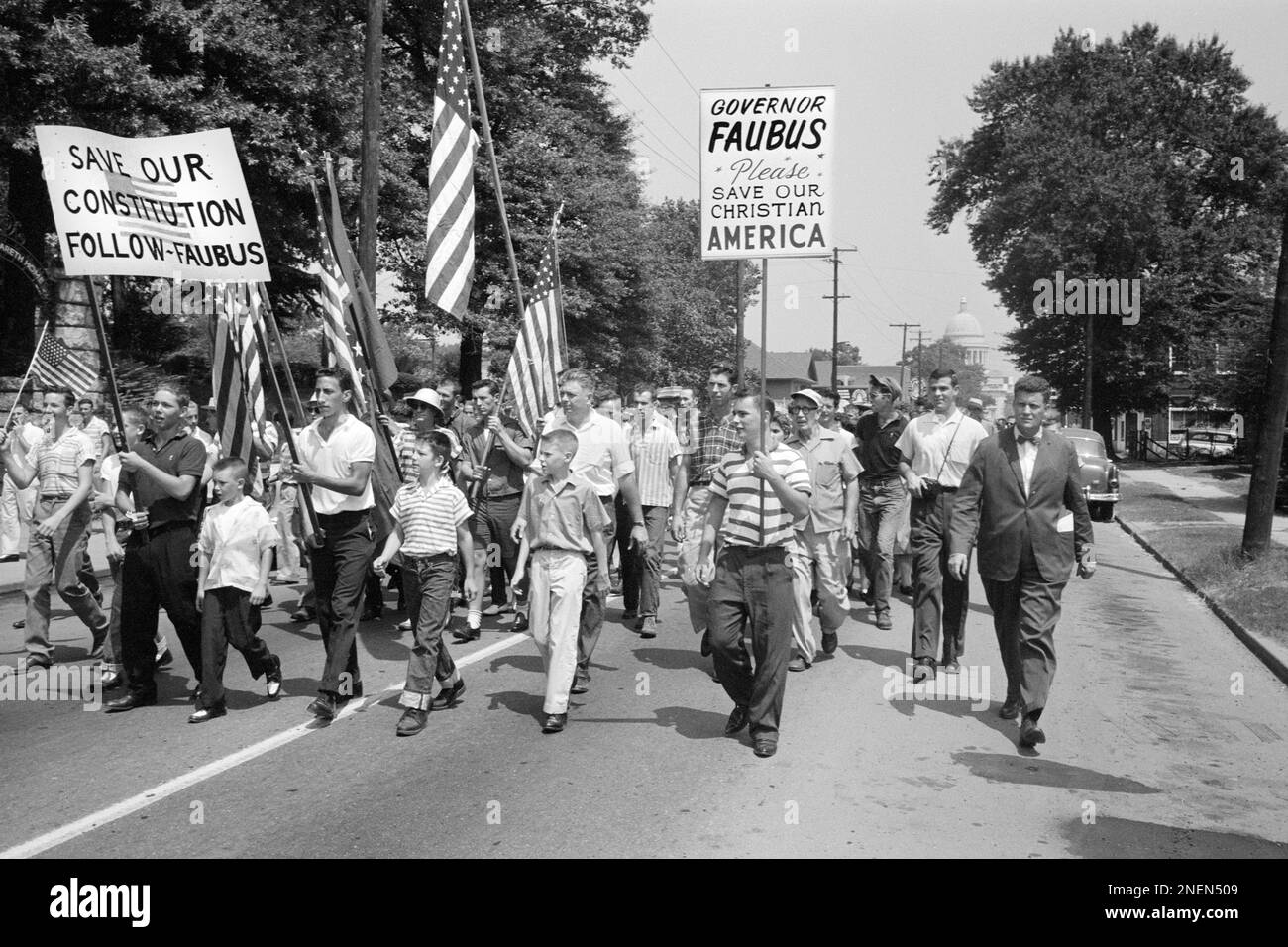 Crowd marching from Arkansas State Capitol to Central High School to protest integration of Central High School, Little Rock, Arkansas, USA, John T. Bledsoe, U.S. News & World Report Magazine Photograph Collection, August 20, 1959 Stock Photo