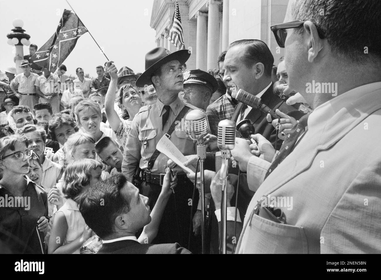 Arkansas Governor Orval Faubus speaking to Crowd, one holding Confederate flag, gathered at Arkansas State Capitol to protest Integration of Central High School, Little Rock, Arkansas, USA, John T. Bledsoe, U.S. News & World Report Magazine Photograph Collection, August 20, 1959 Stock Photo