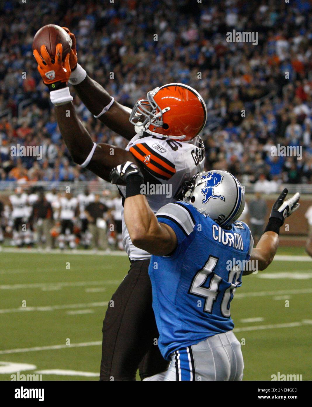 Cleveland Browns tight end Michael Gaines pulls in a touchdown in front