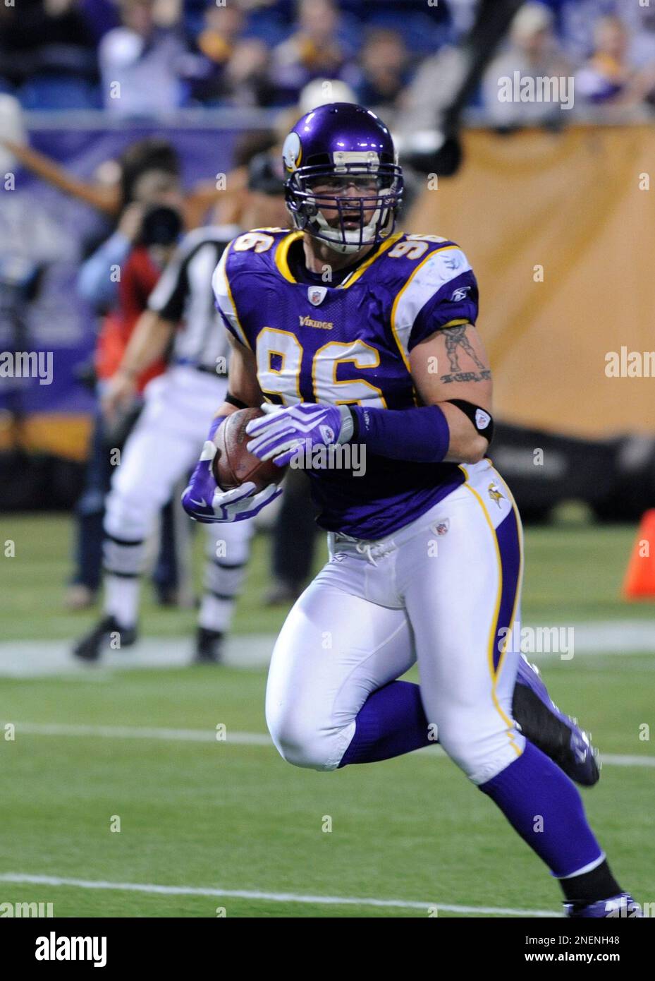 Minnesota Vikings defensive end Brian Robison picks up a loose ball in an  NFL football game against the Seattle Seahawks Sunday, Nov. 22, 2009 in  Minneapolis. (AP Photo/Jim Mone Stock Photo - Alamy