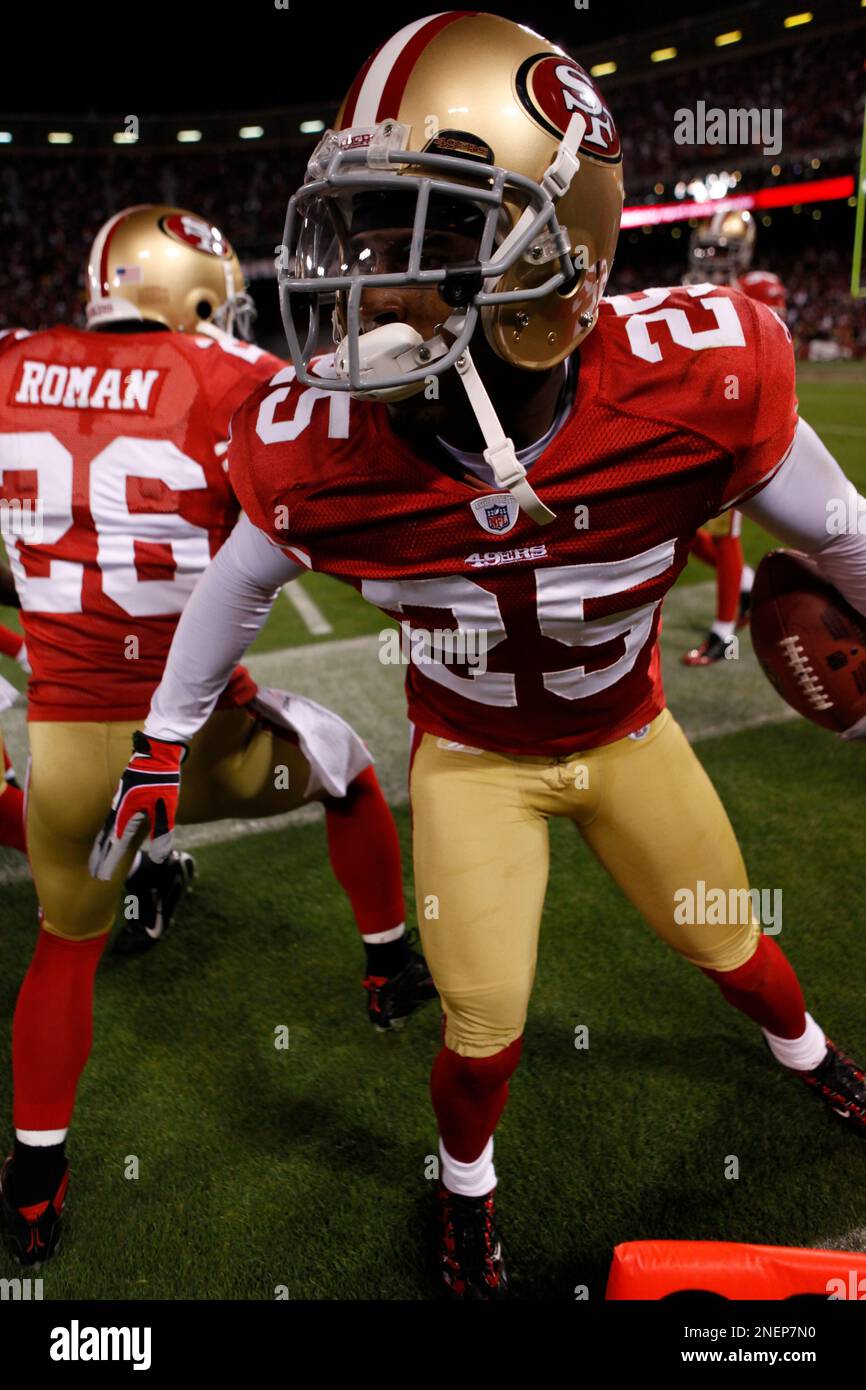 Tarell Brown (25) and The San Francisco 49ers celebrate in the second  quarter of an NFL football game in San Francisco, Thursday, Nov. 12, 2009.  (AP Photo/Paul Sakuma Stock Photo - Alamy