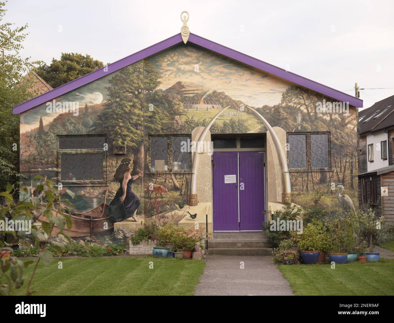 The Goddess Hall in Benedict Street, Glastonbury - mural by Jonathan Minshull Stock Photo