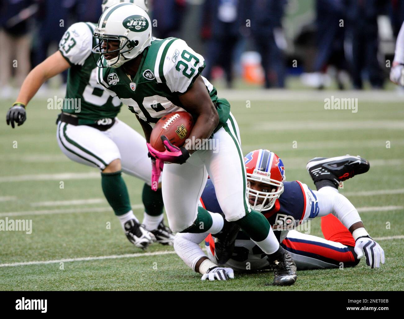 New York Jets running back Leon Washington (29) runs past Buffalo Bills