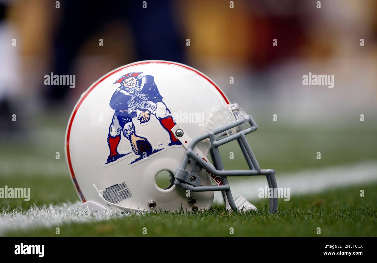 A New England Patriots helmet sits in the grass during an NFL football game  against the Denver Broncos in Denver, Sunday, Oct. 11, 2009. (AP Photo/Jack  Dempsey Stock Photo - Alamy