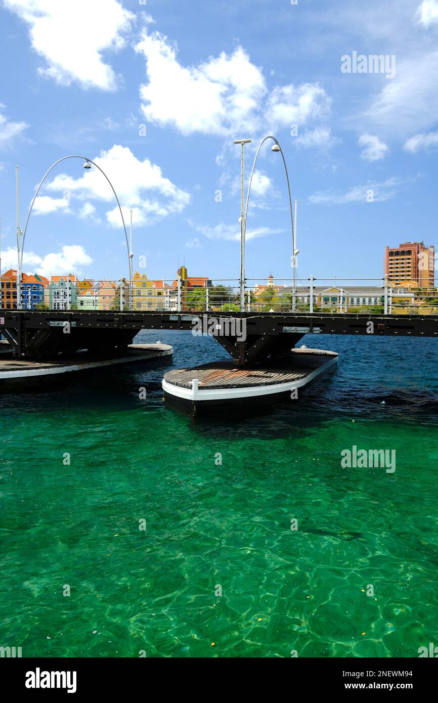 The floating Queen Emma Bridge in Willemstad, Curacao Stock Photo Alamy
