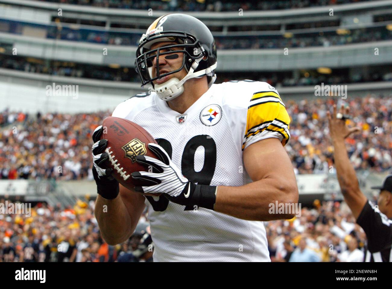 Pittsburgh Steelers tight end Matt Spaeth (89) scores a touchdown against  the Chicago Bears in an NFL football game in Chicago, Sunday, Sept. 20,  2009. (AP Photo/Nam Y. Huh Stock Photo - Alamy