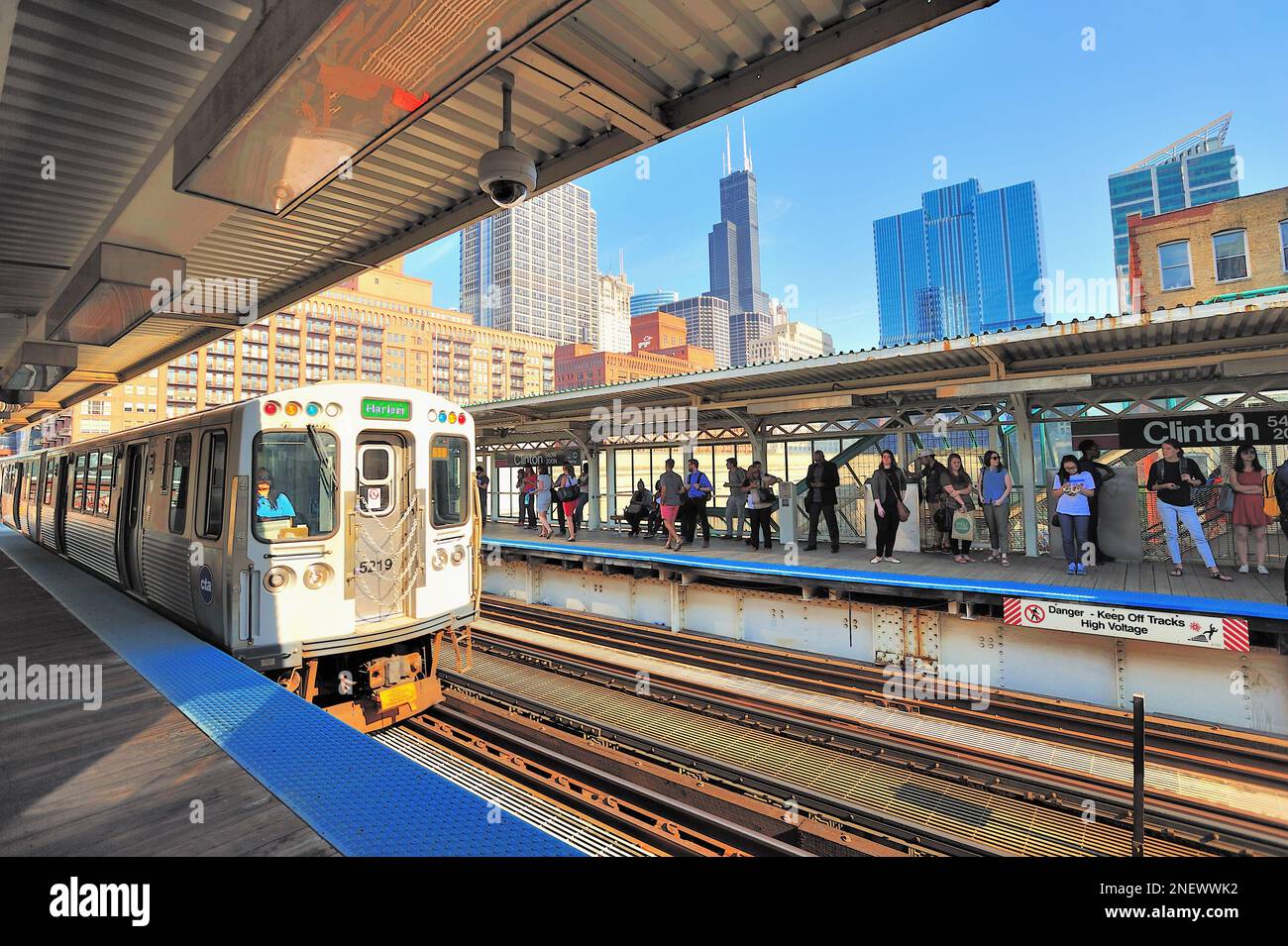 Chicago, Illinois, USA. A CTA Green Line train arriving at Chicago's Clinton Street Station during a rush hour evening. Stock Photo