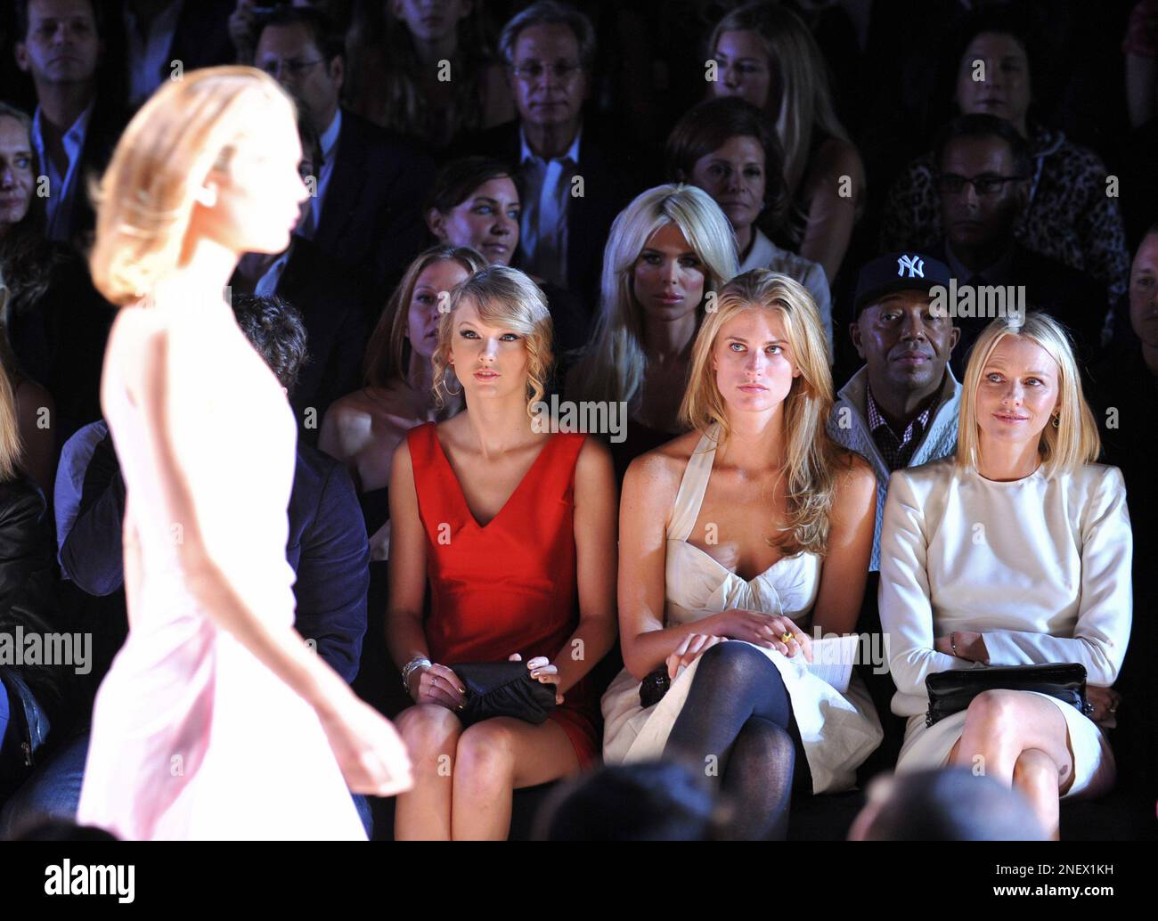 Taylor Swift, left, and Naomi Watts, right, watch the Tommy Hilfiger spring  2010 collection at New York Fashion Week, Thursday, Sept. 17, 2009. (AP  Photo/Diane Bondareff Stock Photo - Alamy