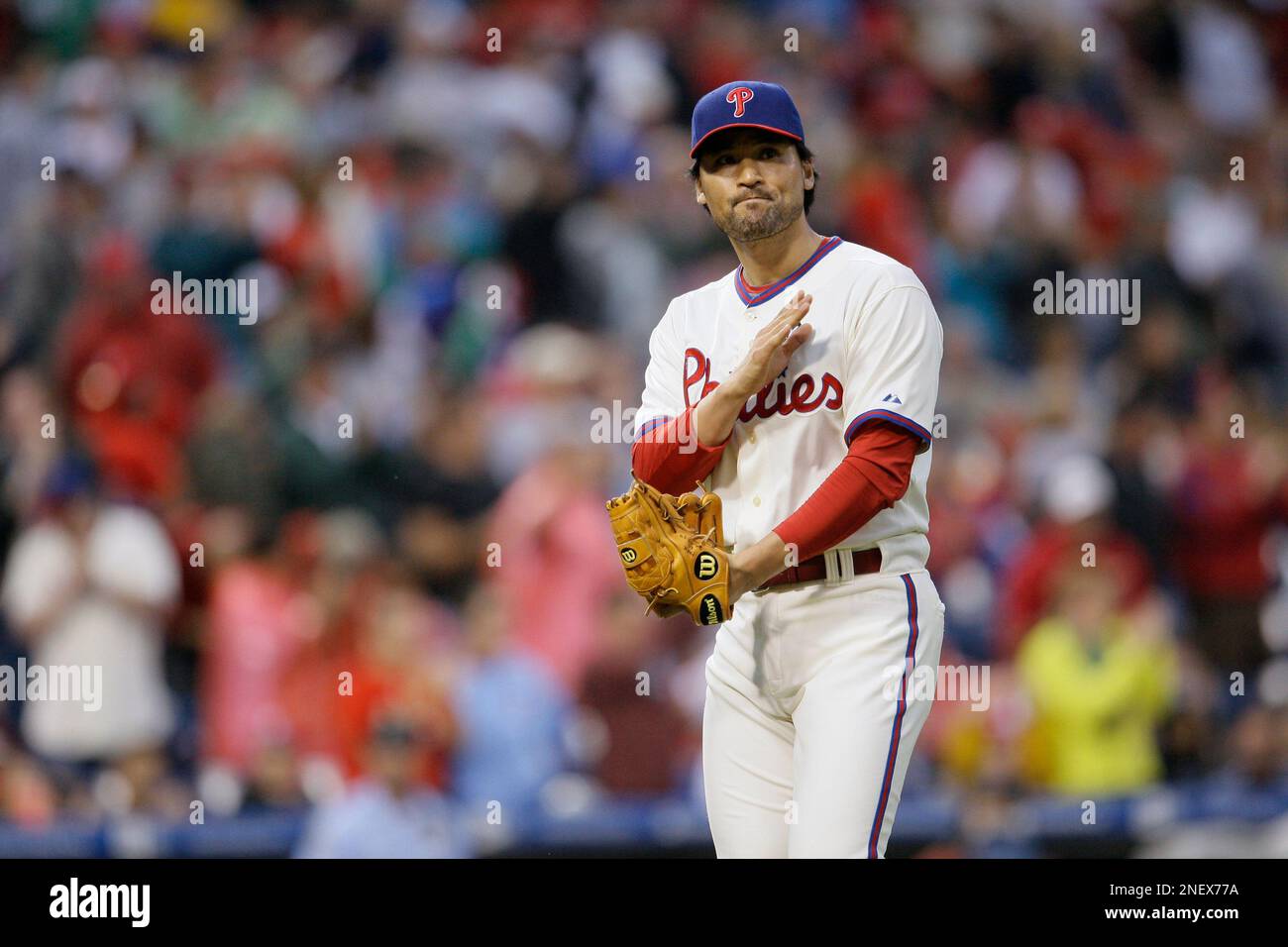 Philadelphia Phillies pitcher Chan Ho Park during a baseball game against  the New York Mets, Saturday, Sept. 12, 2009, in Philadelphia. (AP  Photo/Matt Slocum Stock Photo - Alamy