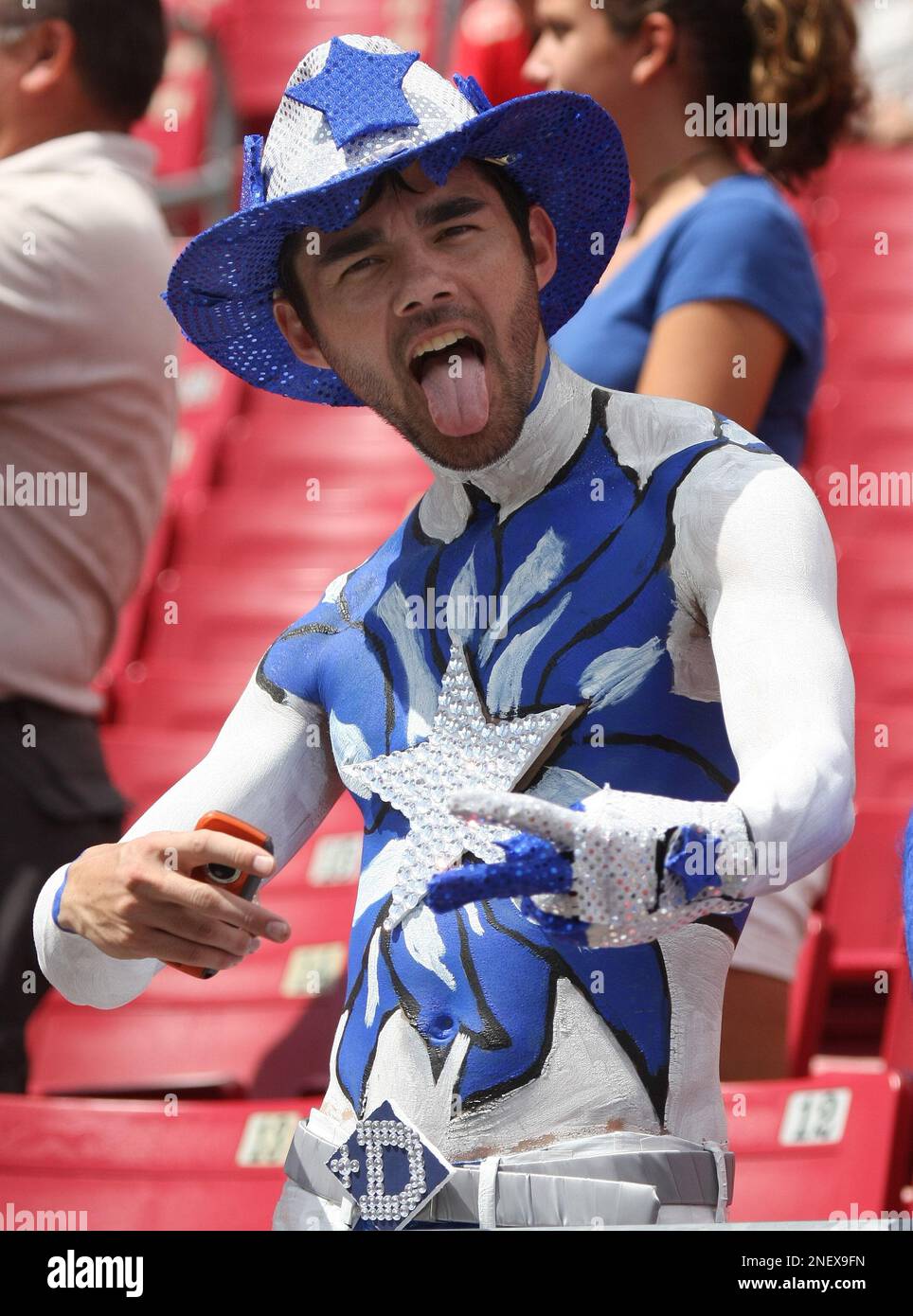 A Dallas Cowboys fan gets crazy during an NFL football game in Tampa, Fla.,  Sunday, Sept. 13, 2009. The Cowboys beat the Tampa Bay Buccaneers 34-21.(AP  Photo/Reinhold Matay Stock Photo - Alamy