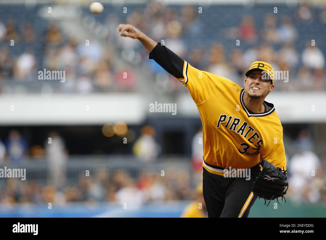 Pittsburgh Pirates' Charlie Morton wears a 1979 throwback uniform while  pitching in the baseball game against the Cincinnati Reds in Pittsburgh,  Friday, Aug. 21, 2009. (AP Photo/Keith Srakocic Stock Photo - Alamy