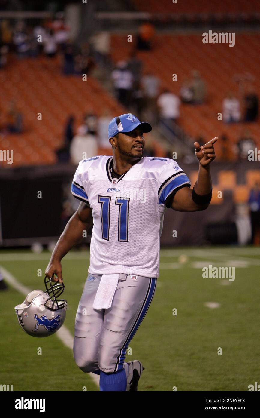 Detroit Lions quarterback Daunte Culpepper points to fans in the stands