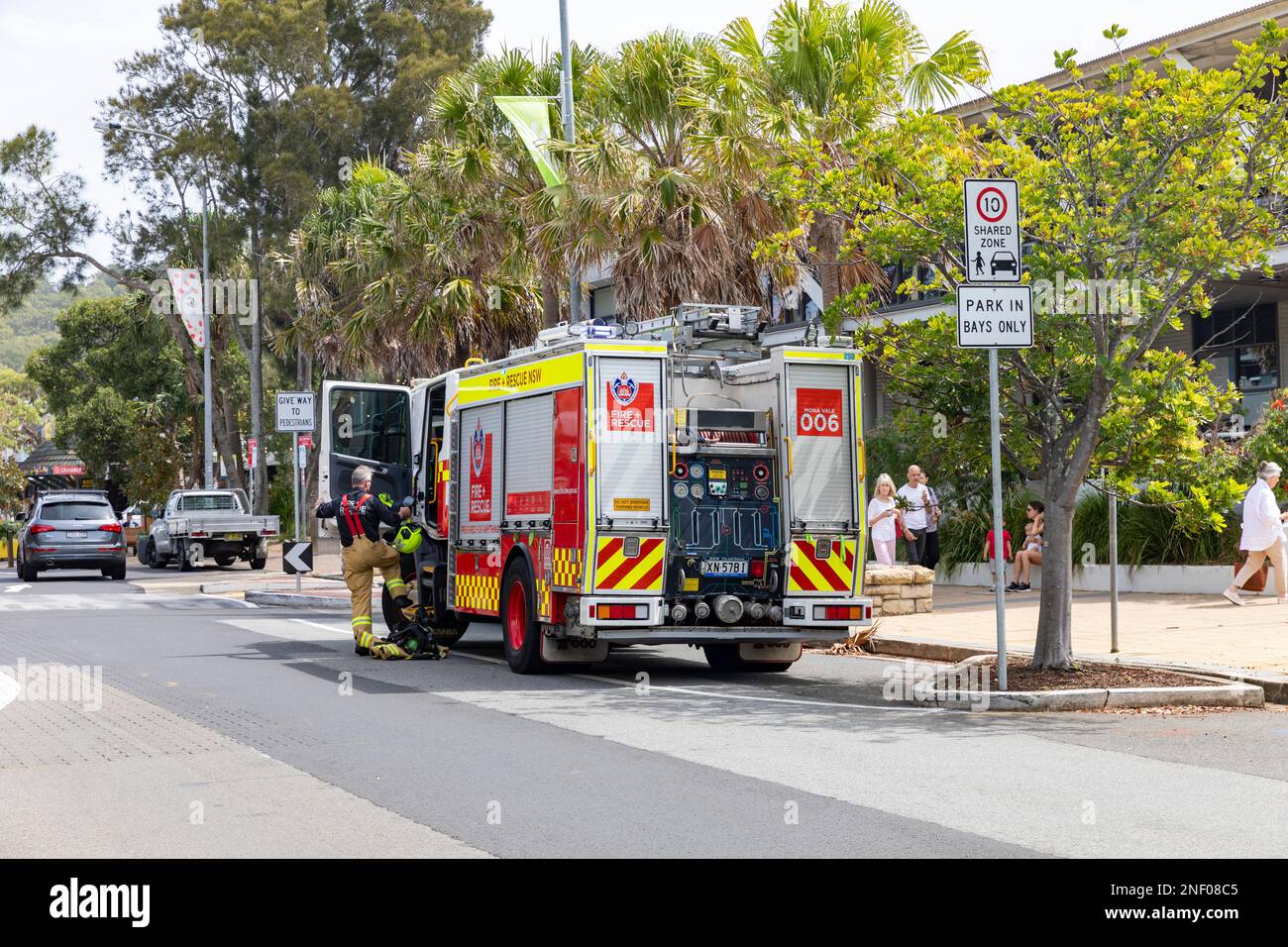 NSW Fire and Rescue fire brigade engine and fire officer in Avalon Beach,NSW,Australia Stock