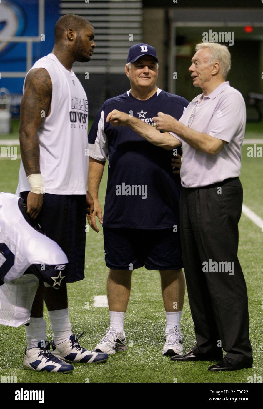 Dallas Cowboys head coach Wade phillips, center, and owner Jerry Jones ...