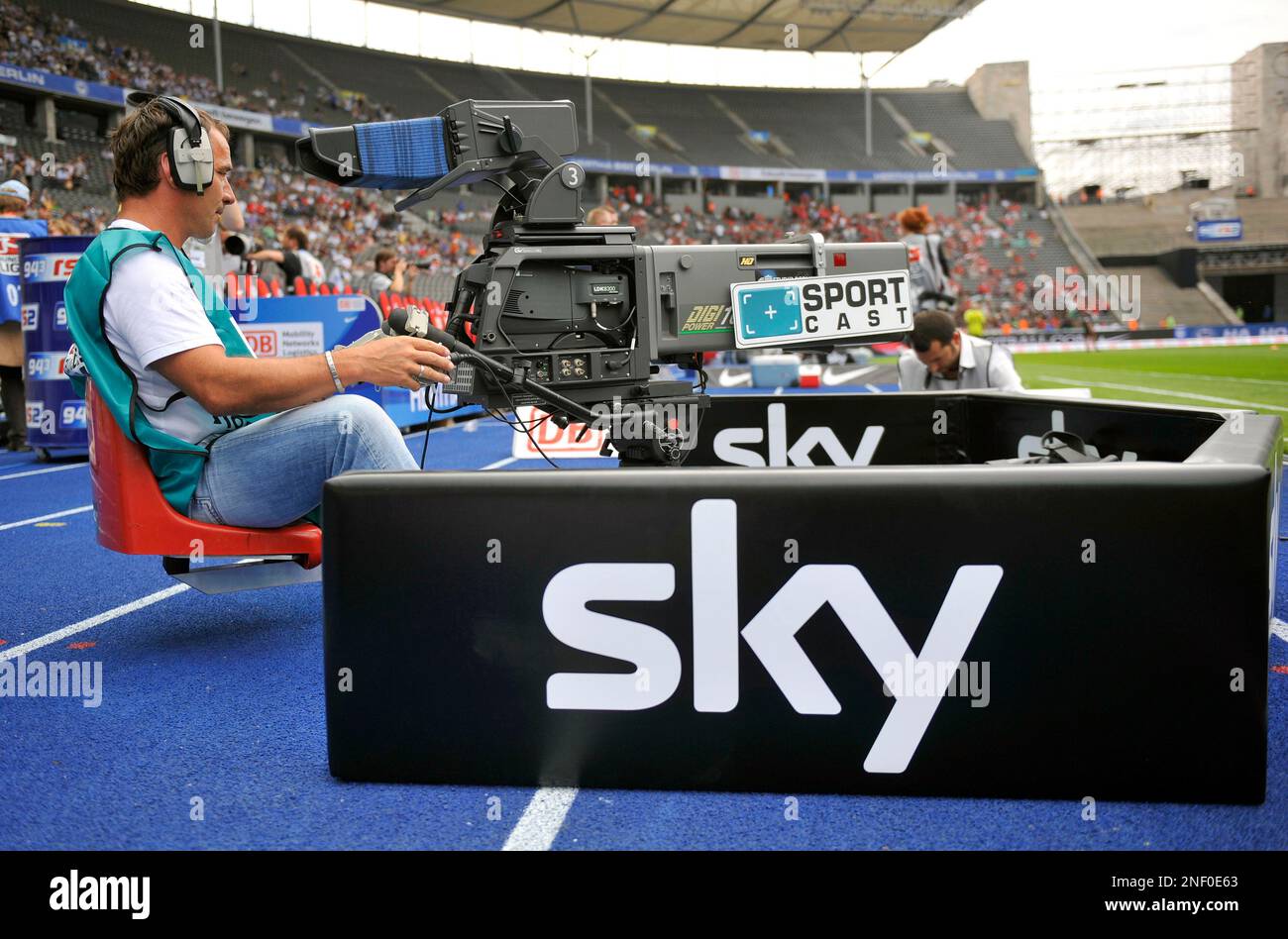 Ein Kameramann des Pay-TV-Senders Sky ist am Samstag, 8. Aug. 2009 in  Berlin, vor dem Bundesliga-Spiel Hertha BSC Berlin gegen Hannover 96 zu  sehen. Alle 306 Spiele der Bundesliga und alle 306