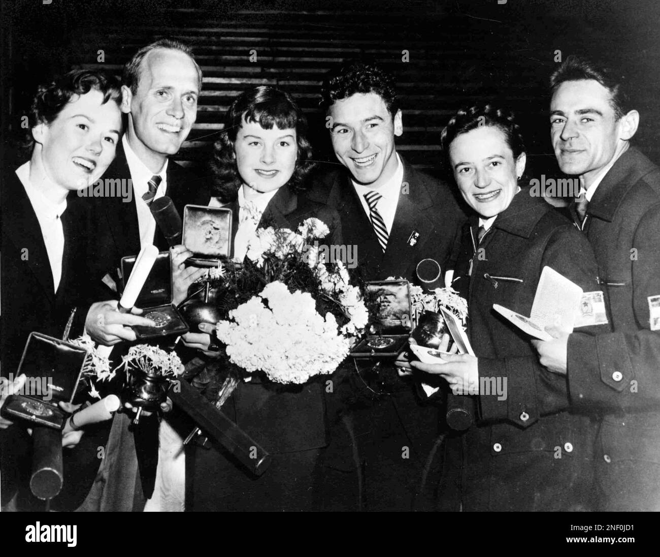 winners-of-the-winter-olympic-games-pairs-figure-skating-pose-for