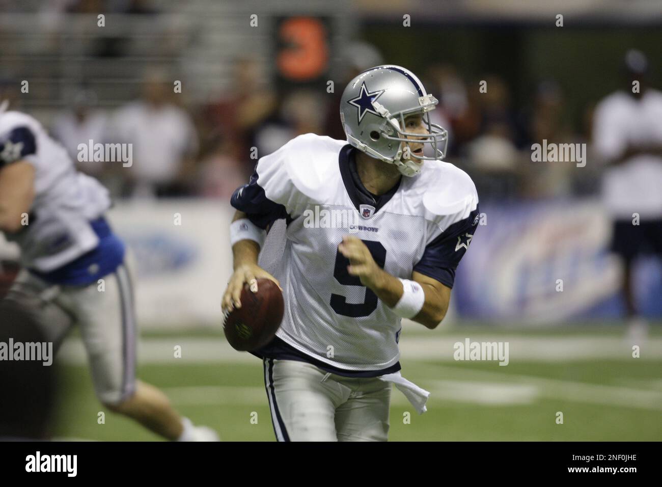 Dallas Cowboys' Tony Romo during the team's NFL football training camp in  San Antonio, Wednesday, Aug. 5, 2009. (AP Photo/Eric Gay Stock Photo - Alamy