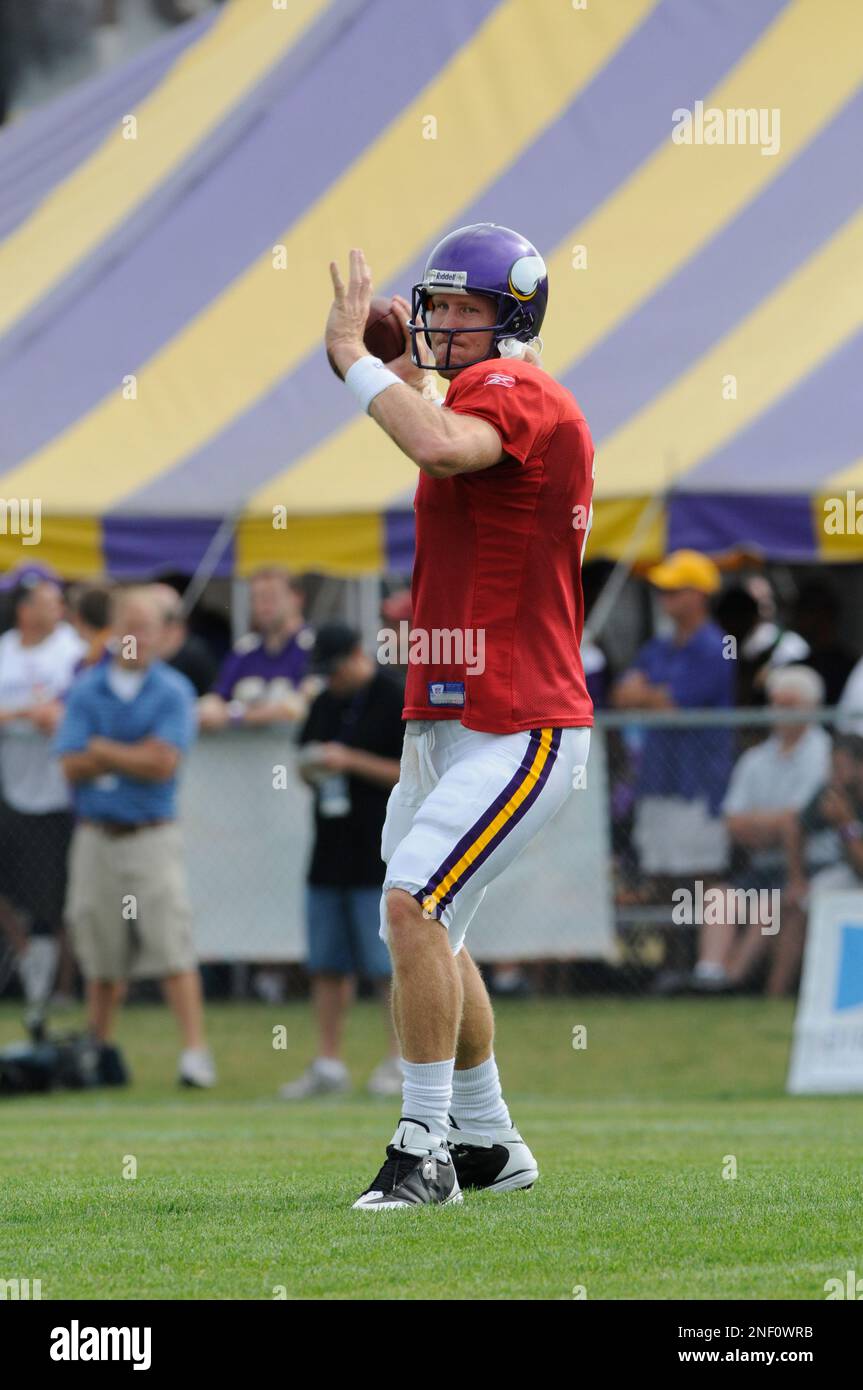 Minnesota Vikings' John David Booty throws during football training camp in  Mankato, Minn. on Saturday July 26, 2008. (AP Photo/Andy King Stock Photo -  Alamy