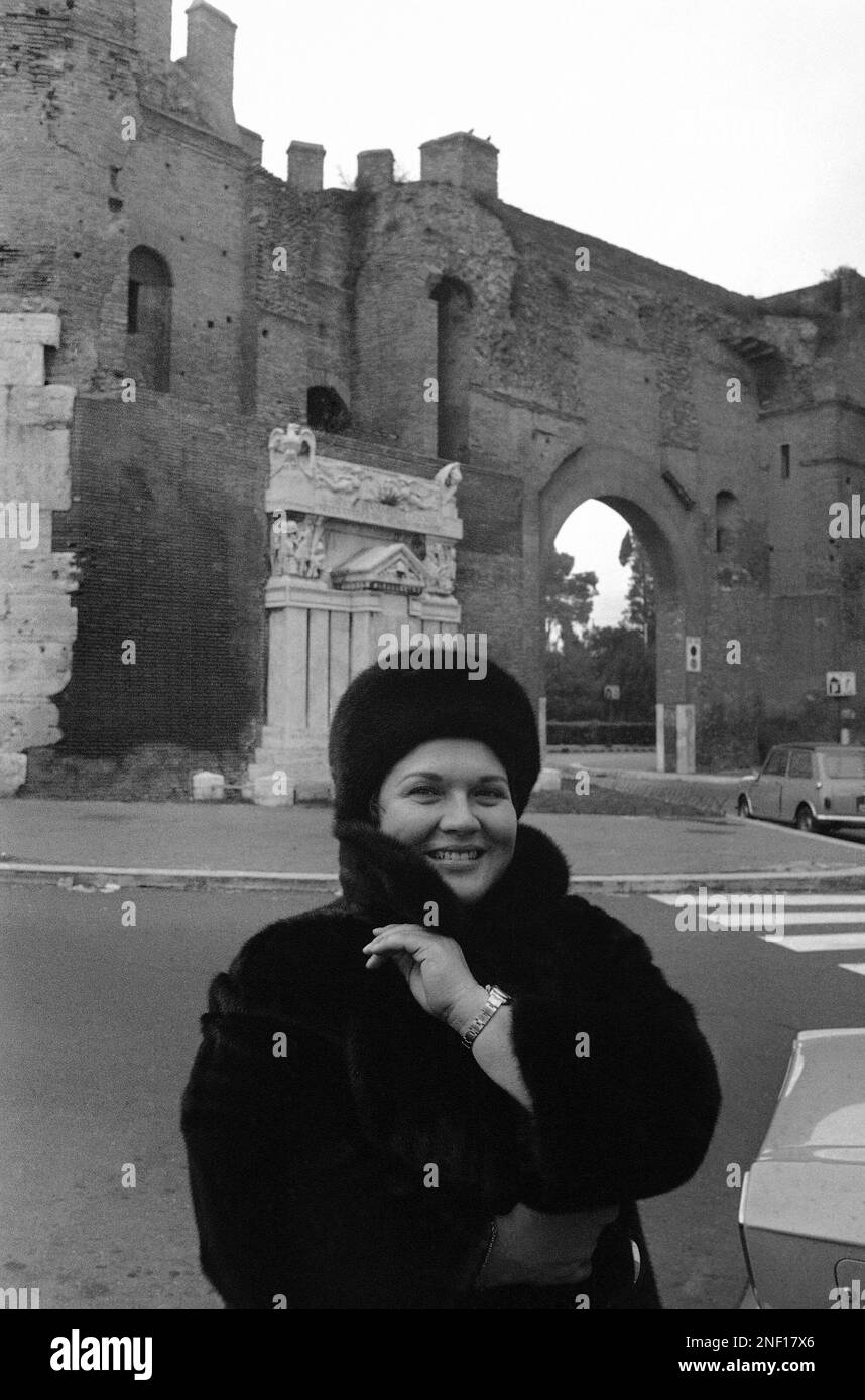 American opera singer Marilyn Horne wraps in her fur coat in