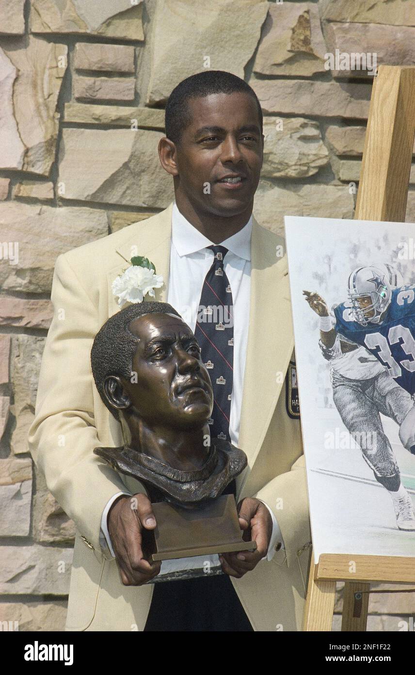 Hall of Famer Tony Dorsett poses with his bust on July 30, 1994. (AP