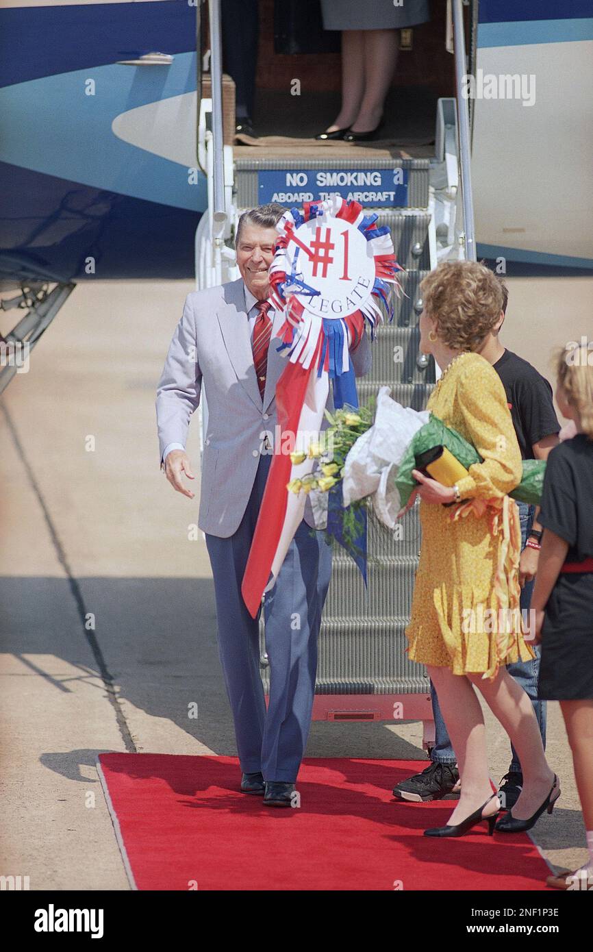 Former President Ronald Reagan with wife Nancy at his side, show off ...
