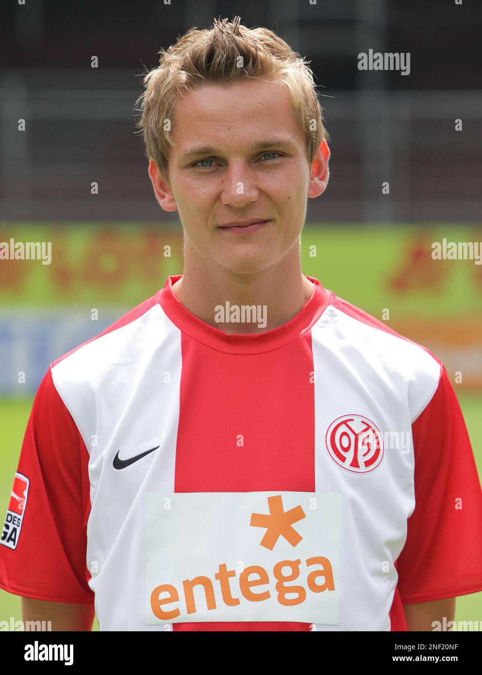 Niko Bungert of German first division Bundesliga soccer team 1. FSV Mainz  05, is seen during the official photo opportunity in Mainz, Germany, on  Friday, July 10, 2009. (AP Photo/Daniel Roland Stock Photo - Alamy