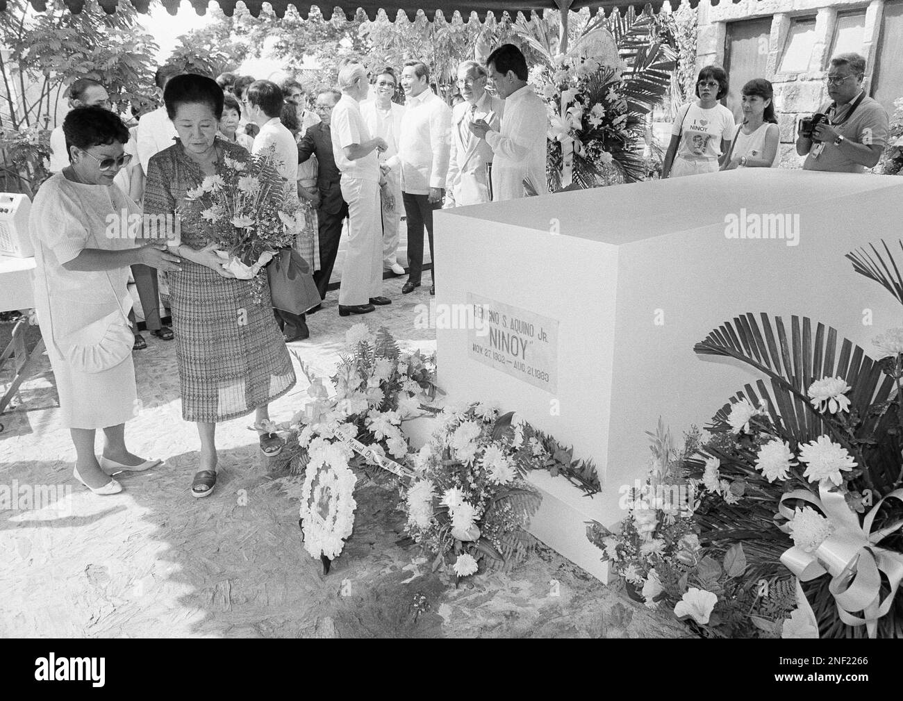 Dona Aurora Aquino Mother In Law Of Philippine President Corazon Aquino Lays Flowers At The