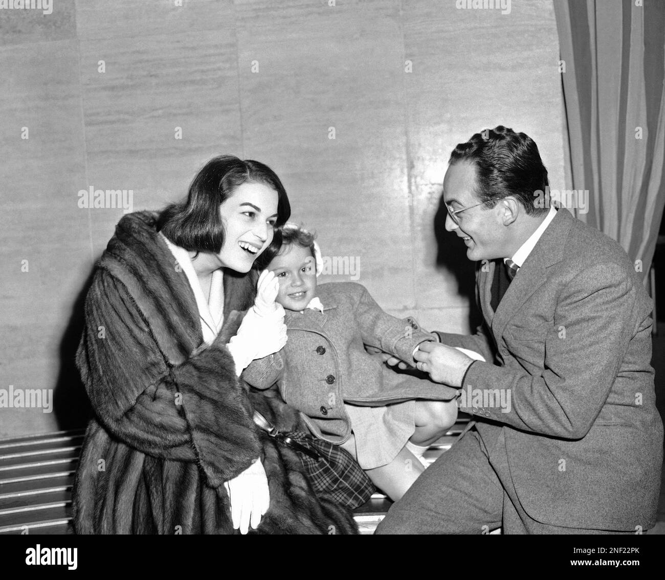 Silvana Mangano, Italian film star, her daughter Veronica and her