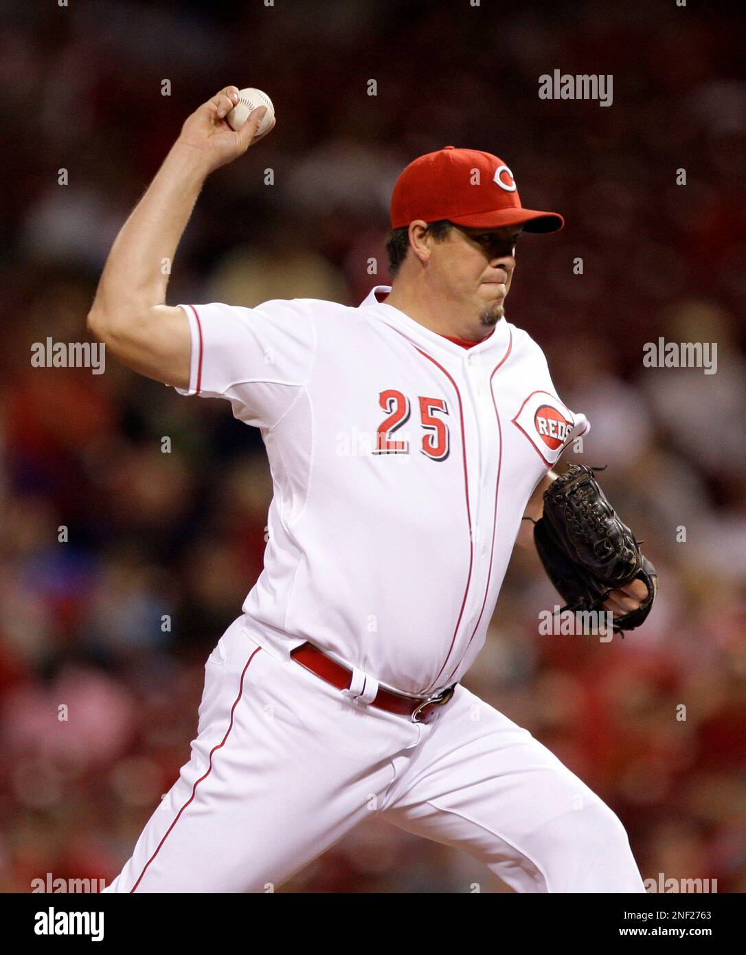 Cincinnati Reds reliever David Weathers pitches in a baseball game