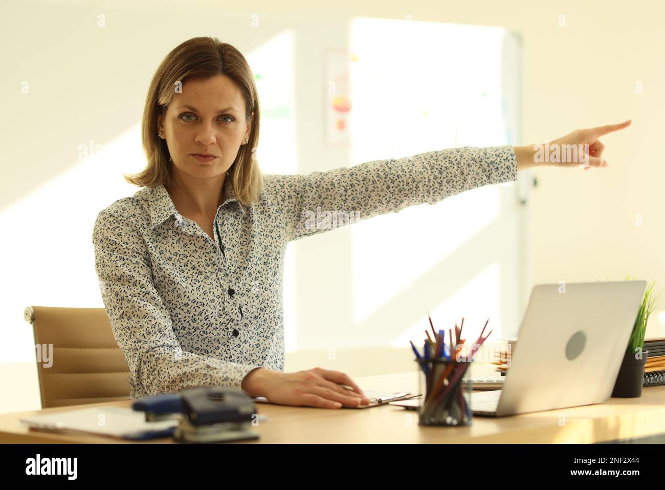 Angry woman and pointing hi-res stock photography and images - Alamy