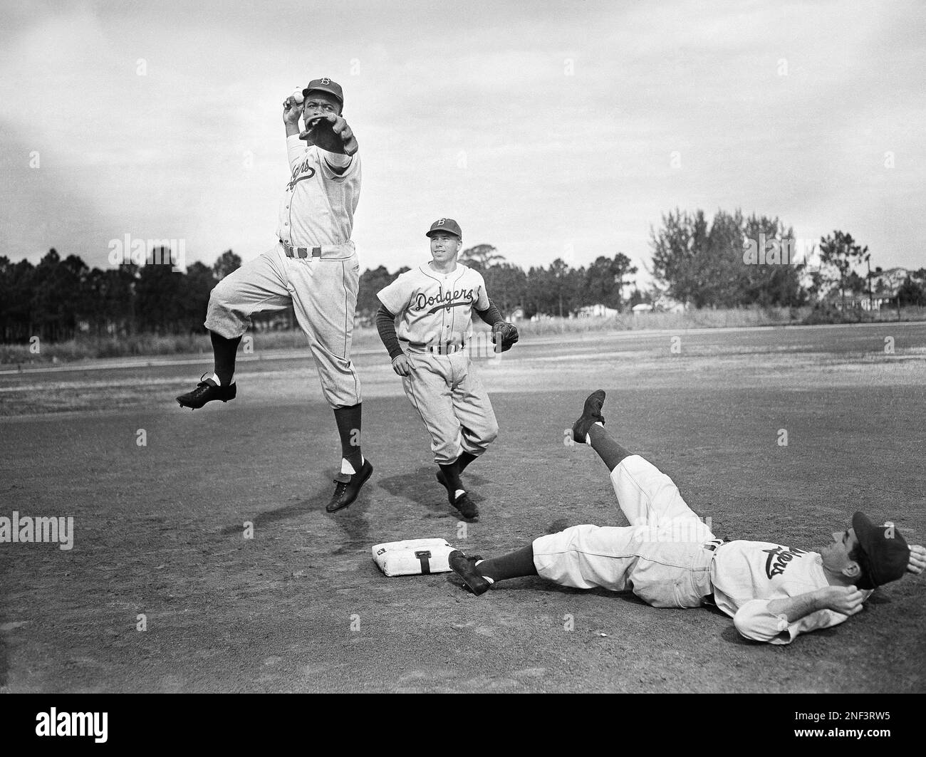 jackie robinson and pee wee reese photo