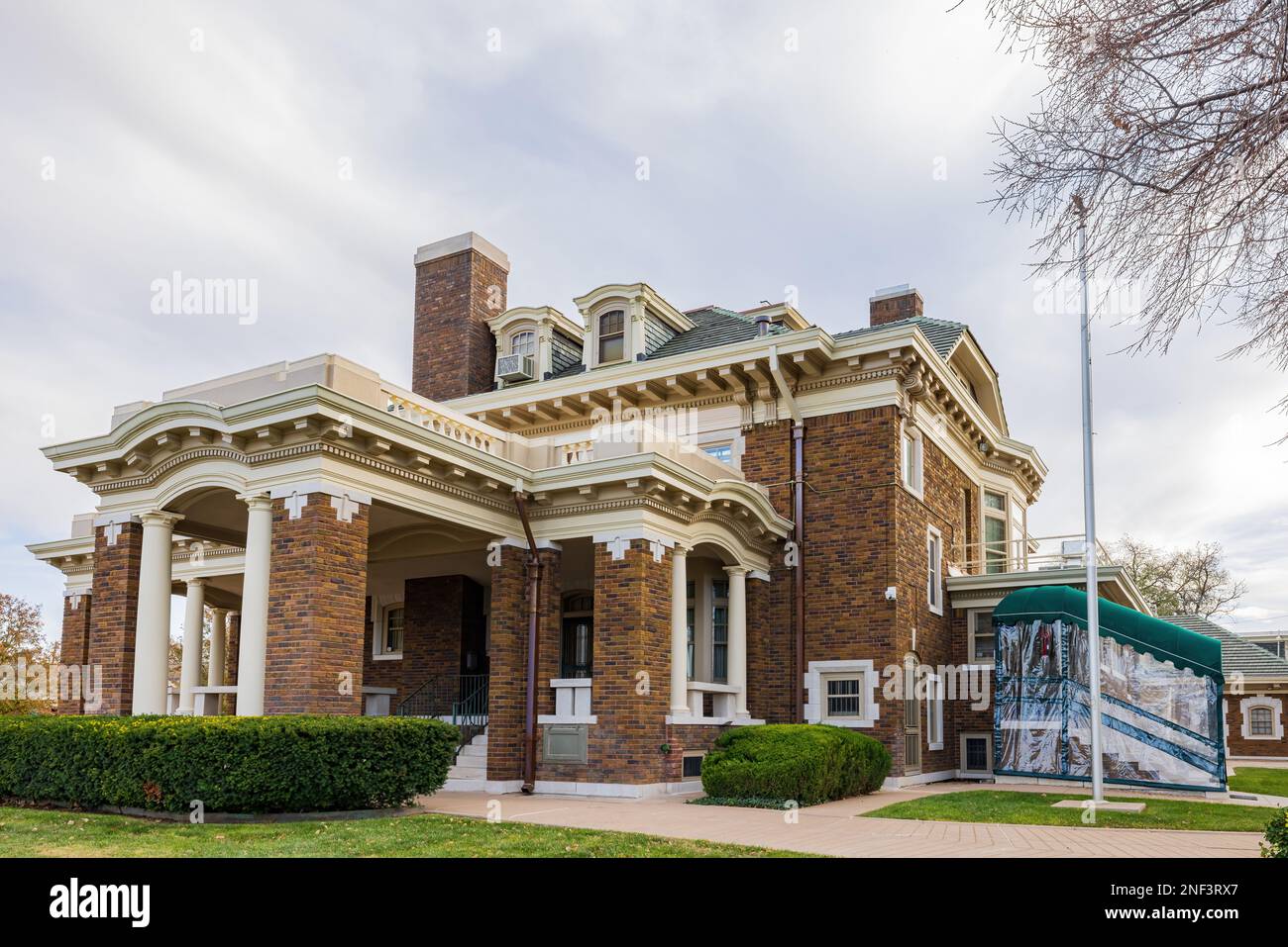 daytime-view-of-the-harrington-house-historic-home-at-texas-stock-photo