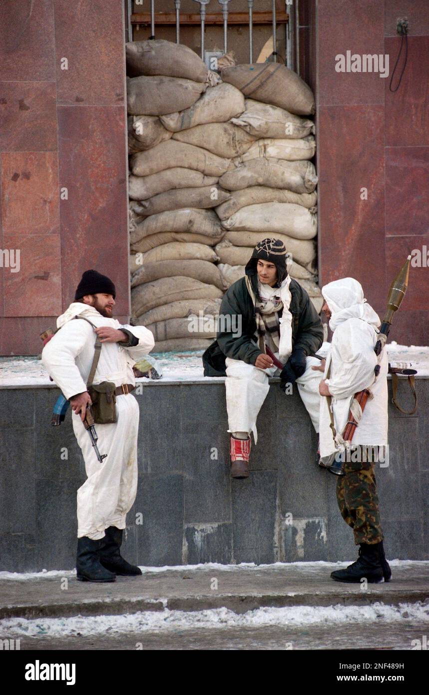 Chechen fighters armed with rocket-propelled grenade launchers and Kalashnikov assault rifles guard President Dzhokhar Dudayev's palace in downtown Gronzy, Russia, Friday, Dec. 30, 1994. Russian forces are mounting their most intensive offensive to date on the capital of the breakaway republic of Chechnya. (AP Photo/Alexander Zemlanichenko) Stock Photo