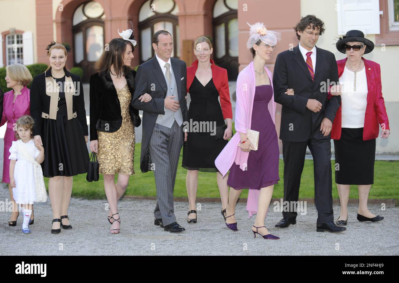 Birgitta Bernadotte, Philipp Haug, Graefin Bettina Bernadotte, von rechts,  und andere Hochzeitsgaeste gehen am Donnerstag, 7. Mai 2009, zur Trauung  von Graf Bjoern Bernadotte und Sandra Bernadotte auf der Insel Mainau. (AP, image size:1300x923