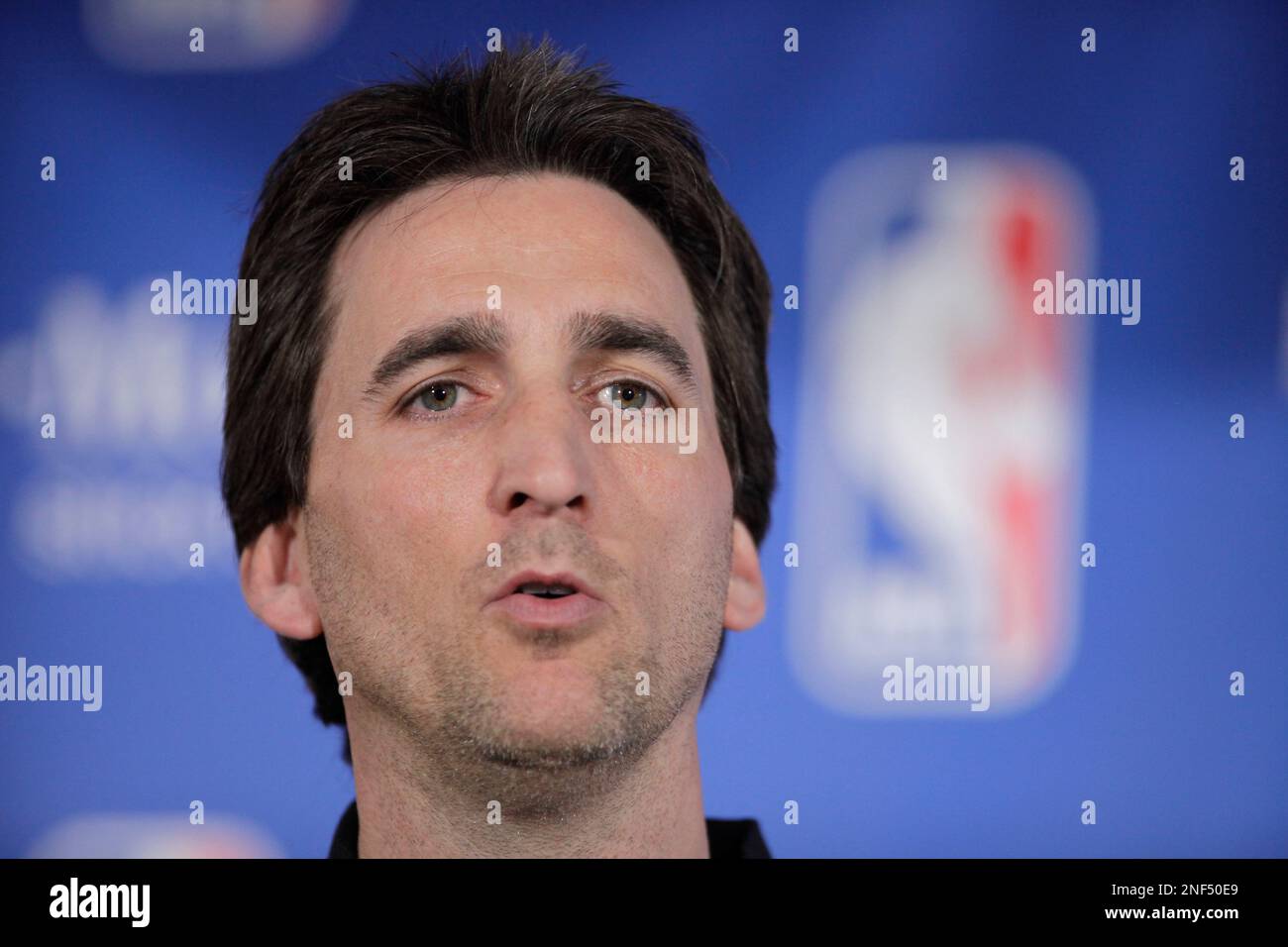 Chicago Bulls head coach Vinny Del Negro speaks during the NBA Rookie of  the Year ceremony, Wednesday, April 22, 2009, in Northbrook, Ill. (AP  Photo/M. Spencer Green Stock Photo - Alamy