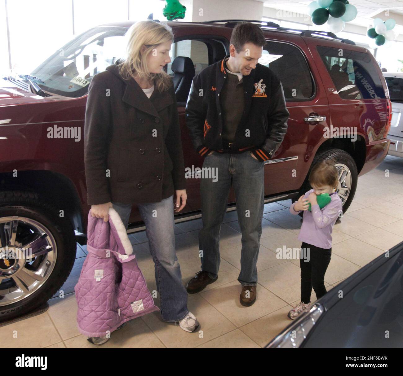 Laura and Jerry Mulvihill of Alsip, Ill., look at cars with their