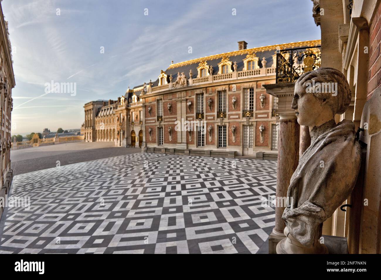 Depuis le nord ouest, vue de la cour de Marbre, vitrine eblouissante des mariages de materiaux et des infinis jeux de couleurs a Versailles. Stock Photo