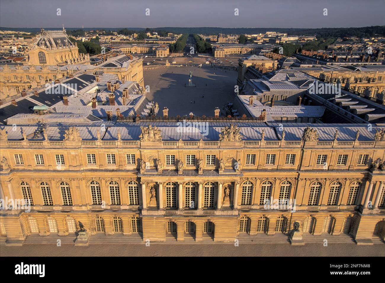 France. Yvelines (78) Palace of Versailles: Aerial view of the western facade of the castle. The flat Italian roof is concealed by a balustrade lined Stock Photo