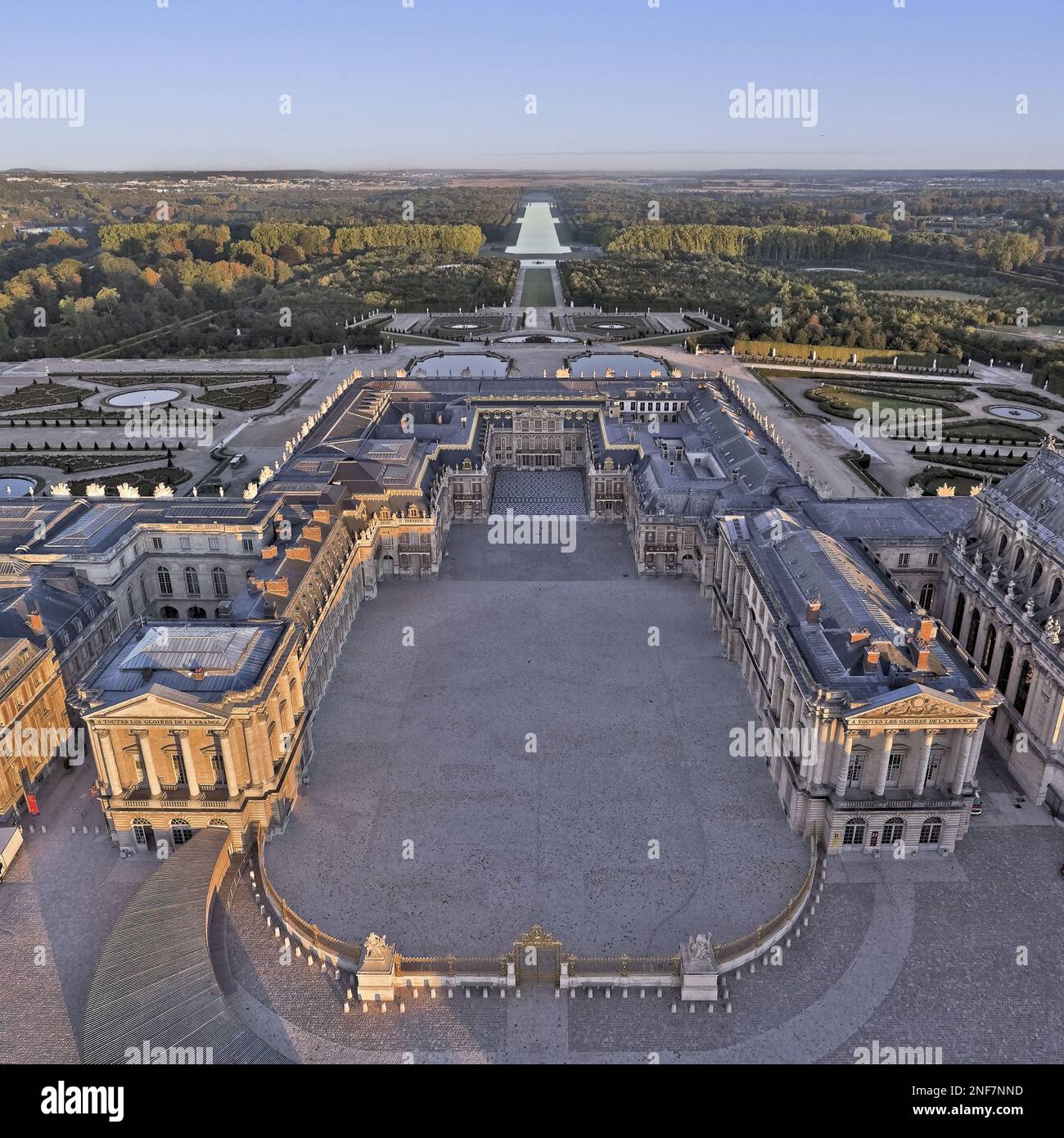 France. Yvelines (78) Palace of Versailles. Aerial view of the eastern facade with, in the foreground, the entrance to the castle and the Royal Gate, Stock Photo