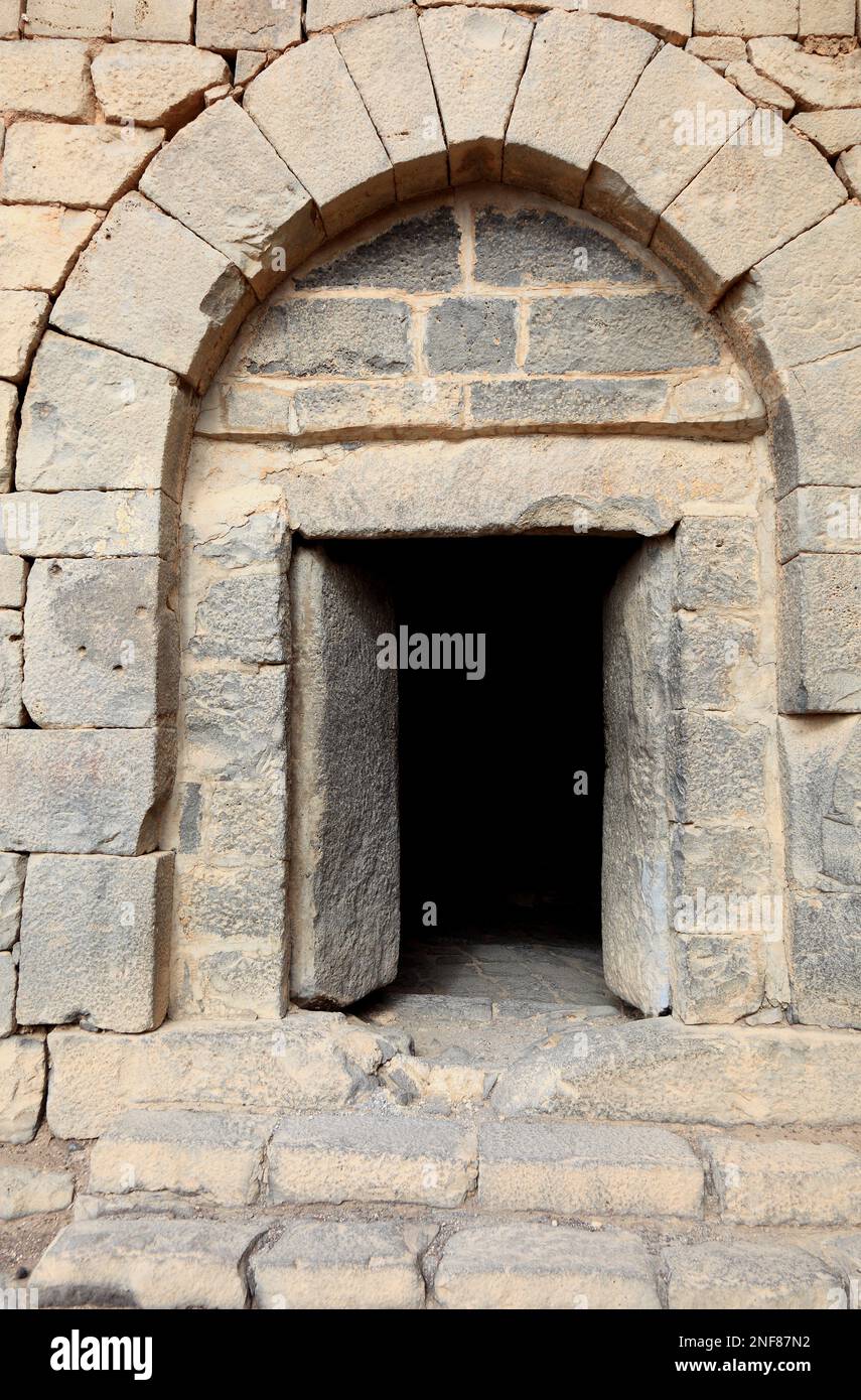 Steintür im Qasr al Azraq, lateinisch Basianis, Basienis, oder Amatha, Blaue Festung, ein historisches römisches und byzantinisches Militärlager am vo Stock Photo