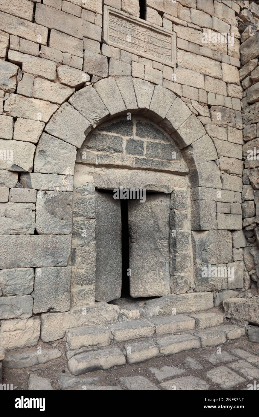 Steintür im Qasr al Azraq, lateinisch Basianis, Basienis, oder Amatha, Blaue Festung, ein historisches römisches und byzantinisches Militärlager am vo Stock Photo