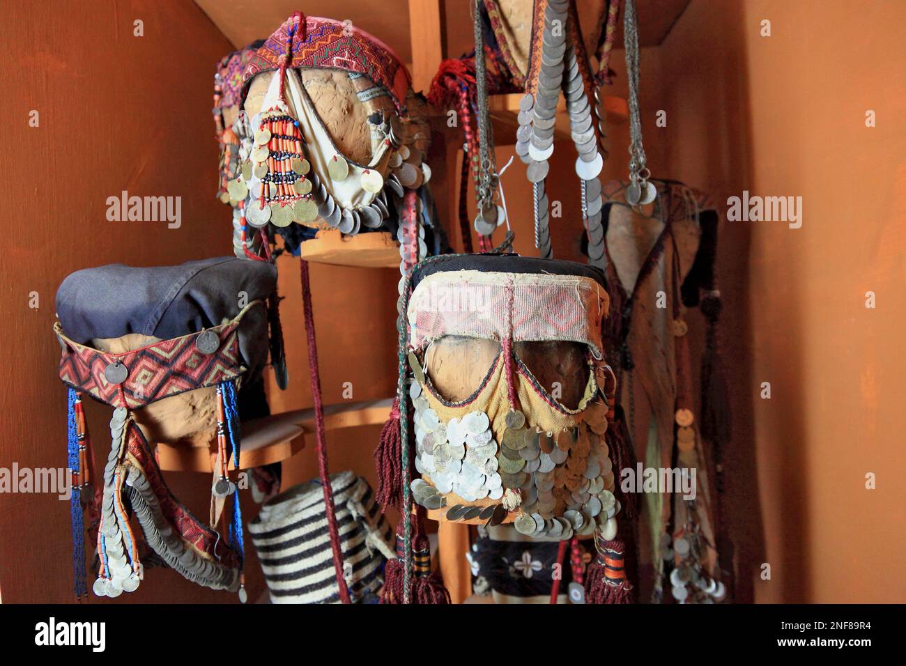 Gesichtsmasken und Tracht der Beduinen aus Südpalestina, hier im Nationalmuseum in Amman, Jordanien  /  Bedouin costume with face mask, from southern Stock Photo